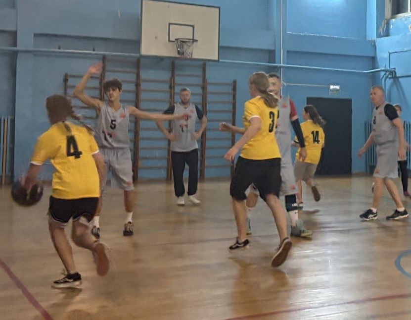 Вот так мы завершаем четверг! Учителя МБОУ СОШ № 8 бросили вызов ученикам в баскетбольном матче!