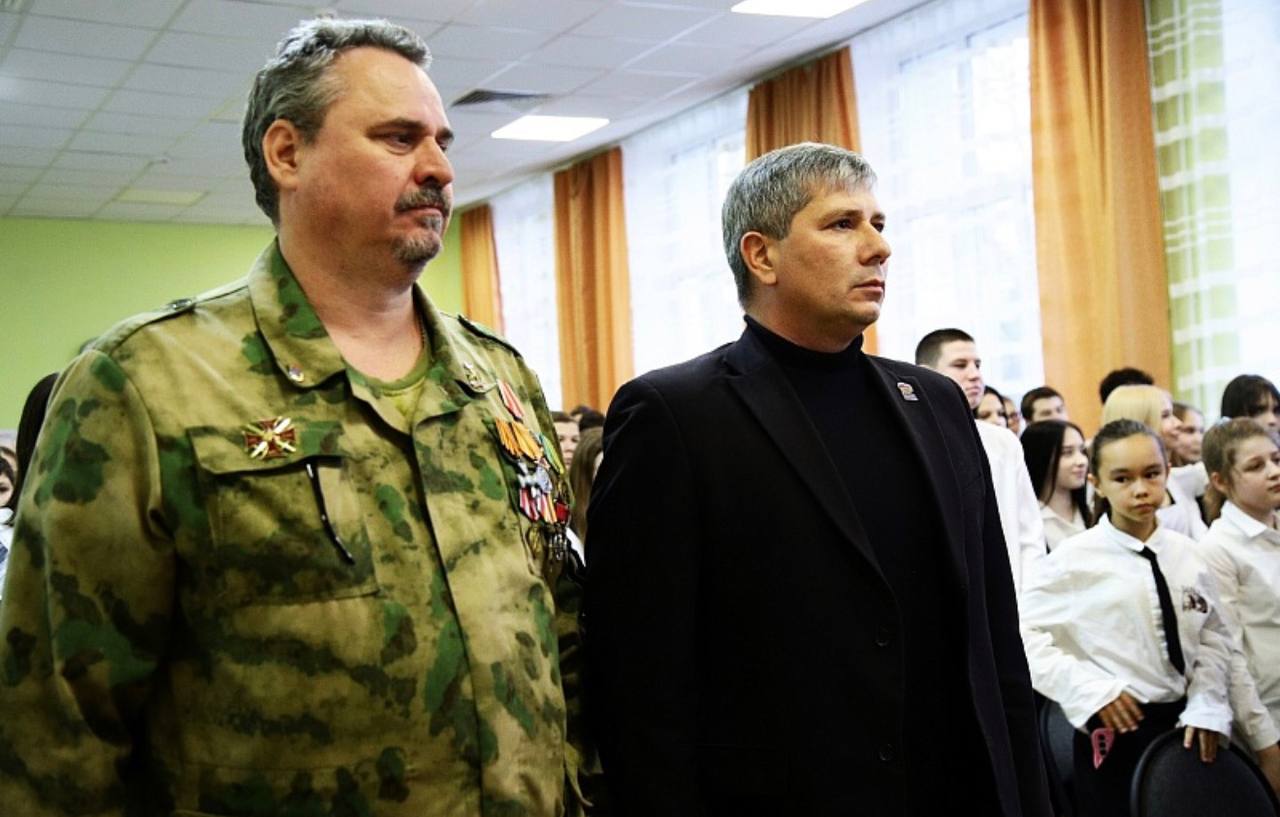 В МОУ «Лицей №6» (здание бывшей школы №5) установили парту Героя участнику специальной военной операции Антону Комиссарову В МОУ «Лицей №6» (здание бывшей школы №5) установили парту Героя участнику специальной военной операции Антону Комиссарову