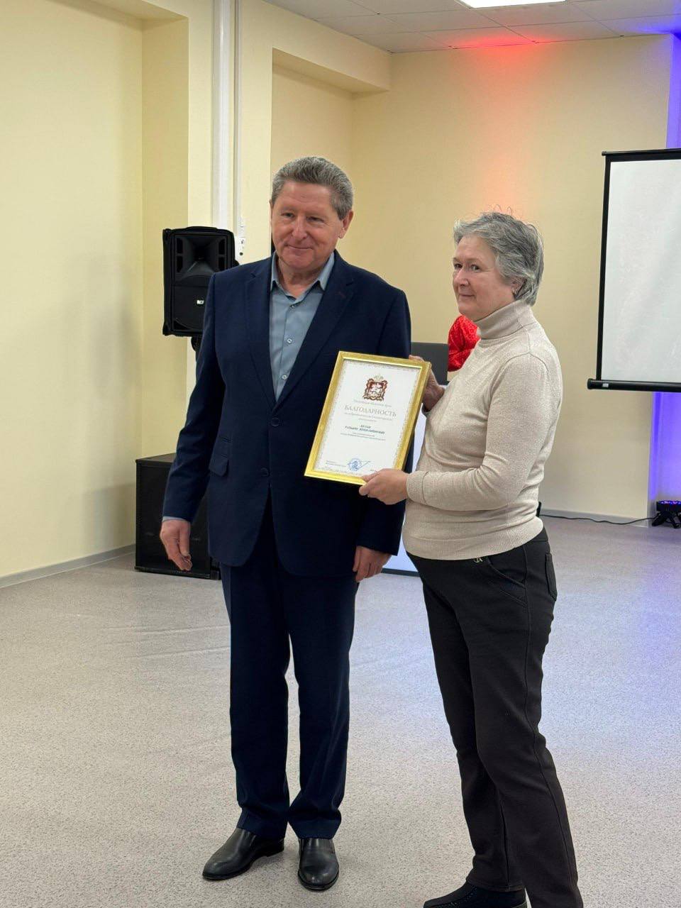 Депутат Московской областной Думы Владимир Барсуков наградил волонтеров Воскресенска Депутат Московской областной Думы Владимир Барсуков наградил волонтеров Воскресенска