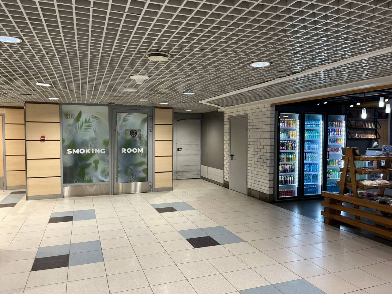 В аэропорту Домодедово открыли три курительных комнаты в зоне ожидания внутренних рейсов, Как рассказали в пресс-службе воздушной гавани, они будут бесплатными В аэропорту Домодедово открыли три курительных комнаты в зоне ожидания внутренних рейсов, Как рассказали в пресс-службе воздушной гавани, они будут бесплатными