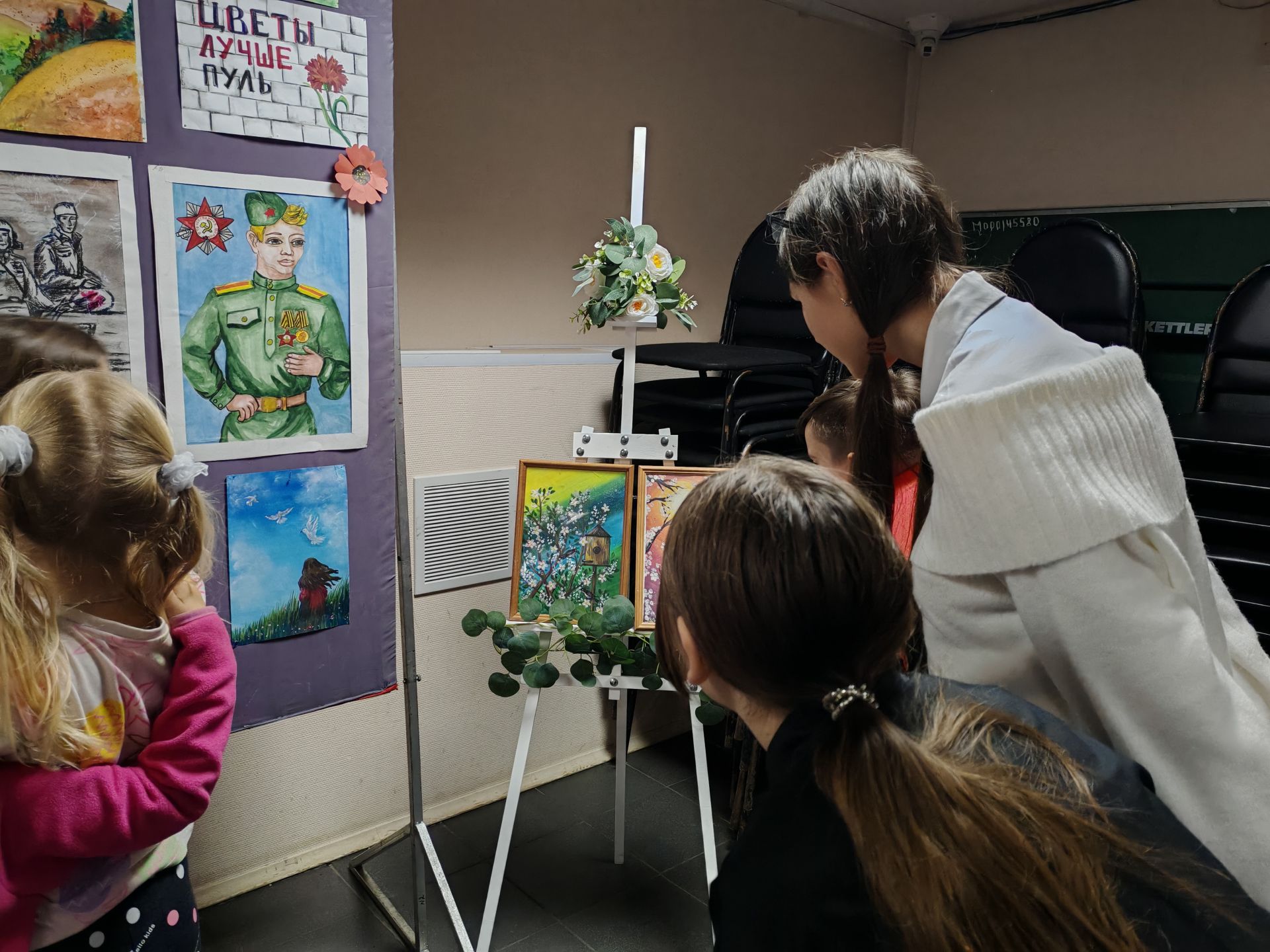 Наши новости. Выставка детских рисунков " Цветы и порох" прошла в с. Молоди м.о. Чехов Наши новости. Выставка детских рисунков " Цветы и порох" прошла в с. Молоди м.о. Чехов