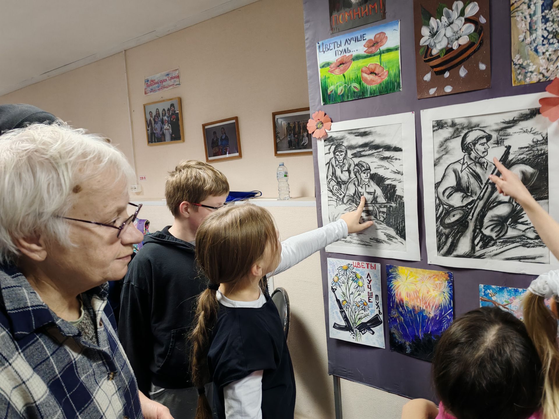 Наши новости. Выставка детских рисунков " Цветы и порох" прошла в с. Молоди м.о. Чехов Наши новости. Выставка детских рисунков " Цветы и порох" прошла в с. Молоди м.о. Чехов