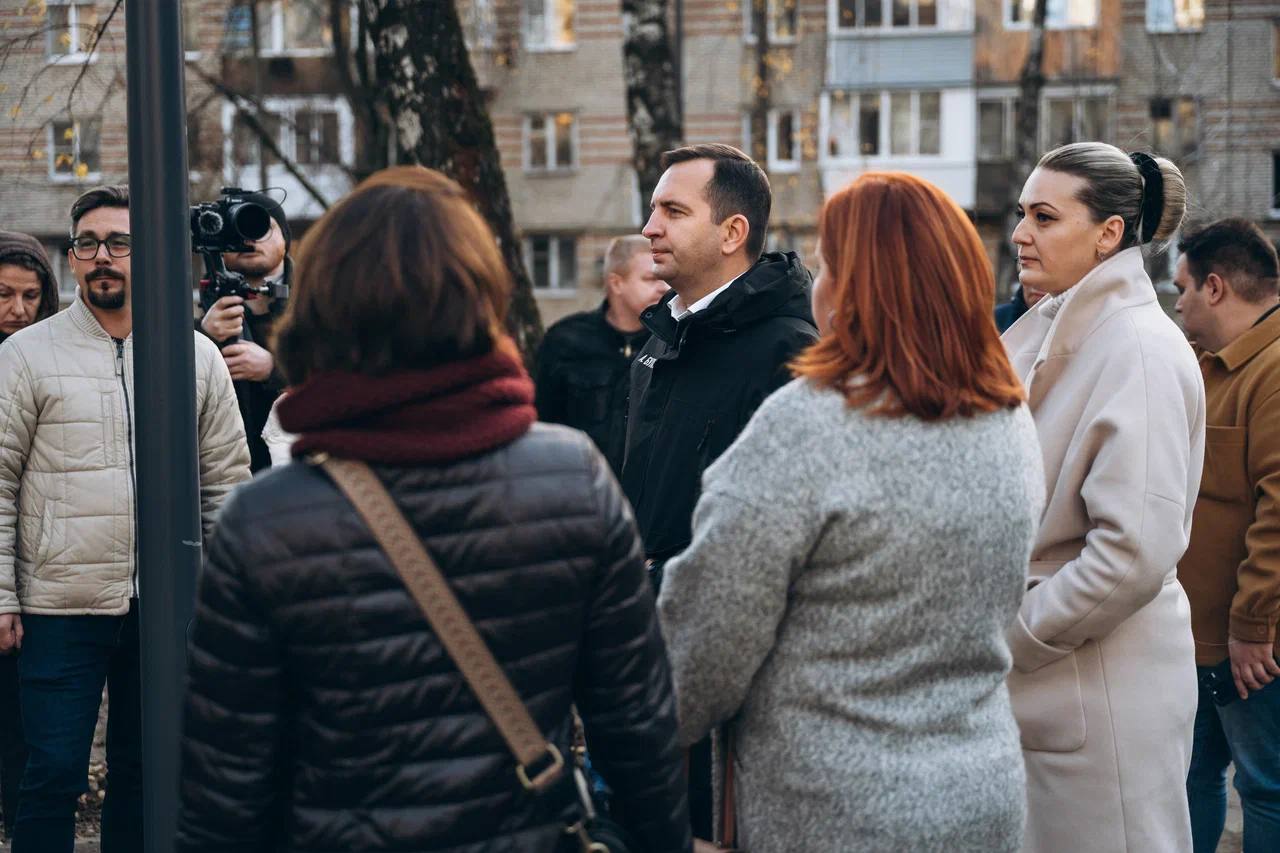 Андрей Булгаков: Вместе с участником СВО Евгением Бородулей и жителями проверили итоги комплексного благоустройства двора на проспекте 60 лет Октября, 2А и 2Б. Работы здесь полностью завершены — обновлённое пространство... Андрей Булгаков: Вместе с участником СВО Евгением Бородулей и жителями проверили итоги комплексного благоустройства двора на проспекте 60 лет Октября, 2А и 2Б. Работы здесь полностью завершены — обновлённое пространство...