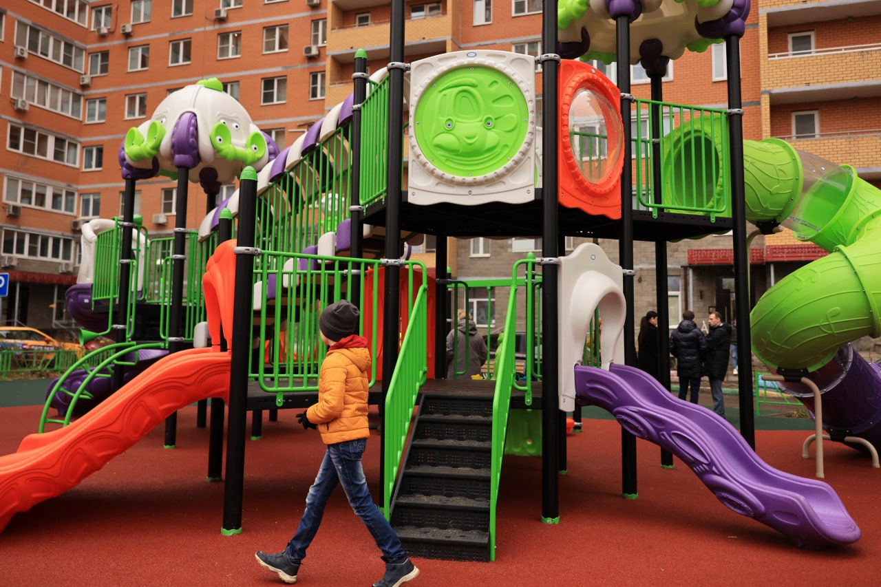 Игорь Трифонов: Сегодня вместе с жителями оценили новый детский игровой комплекс на улице Декабристов, который установили на месте старой площадки совместно с благотворительным фондом «Форпост помощи» Игорь Трифонов: Сегодня вместе с жителями оценили новый детский игровой комплекс на улице Декабристов, который установили на месте старой площадки совместно с благотворительным фондом «Форпост помощи»