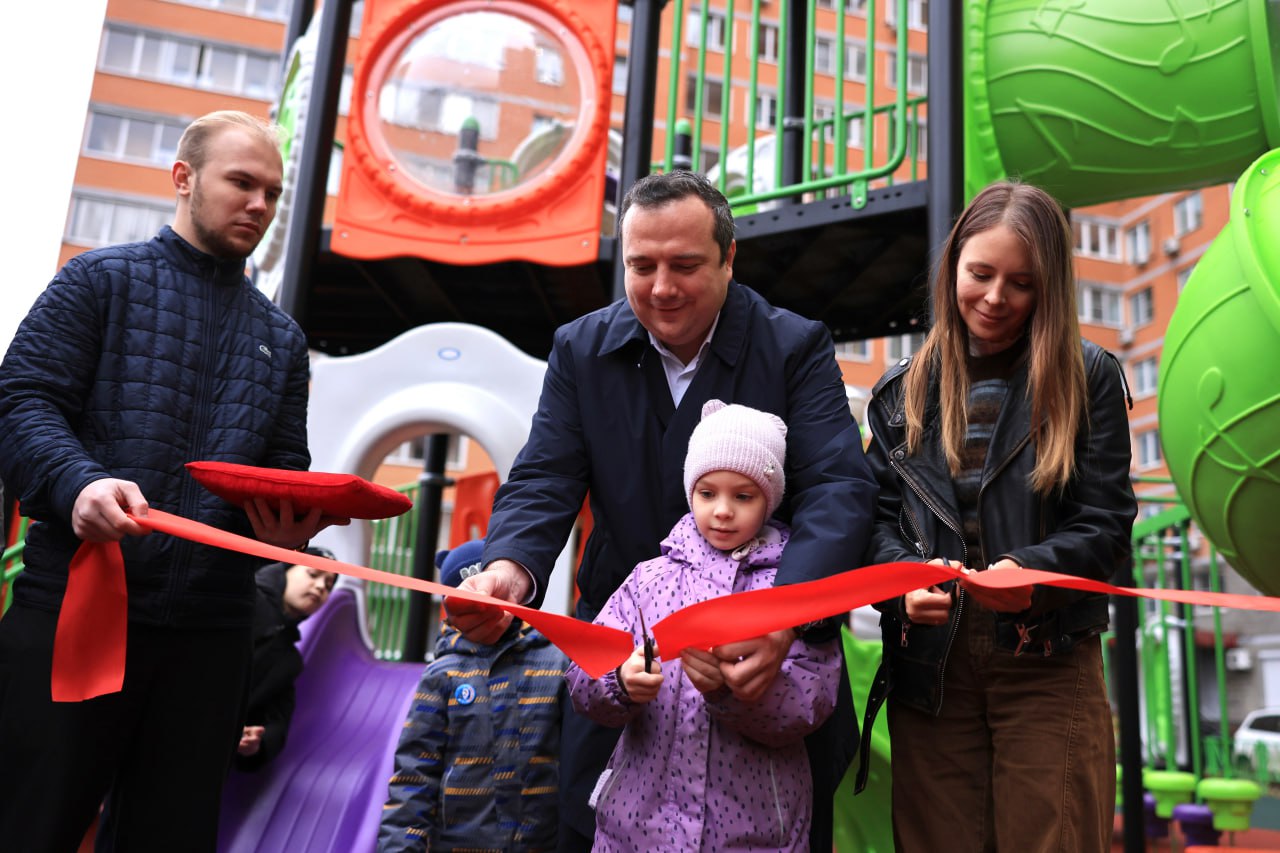 Игорь Трифонов: Сегодня вместе с жителями оценили новый детский игровой комплекс на улице Декабристов, который установили на месте старой площадки совместно с благотворительным фондом «Форпост помощи»