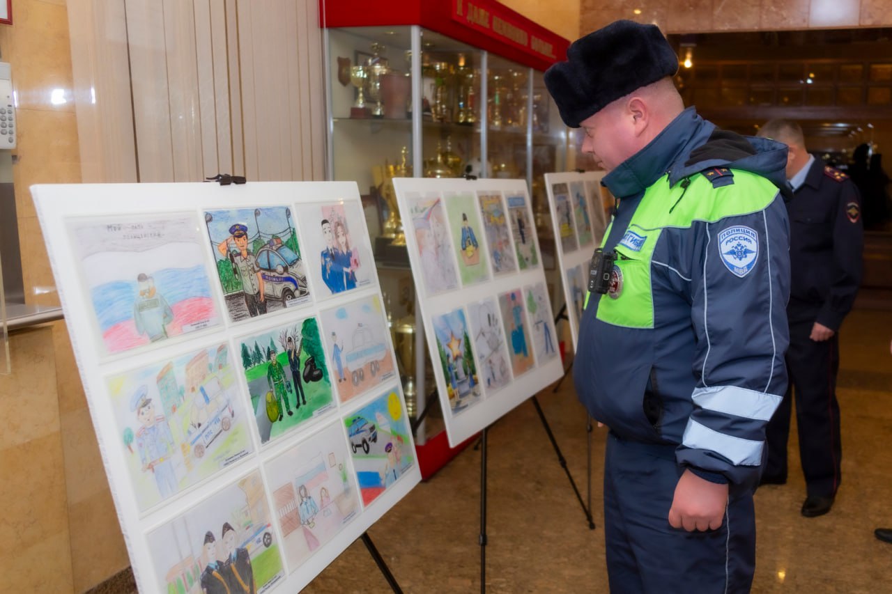В подмосковном Главке МВД России в преддверии Дня сотрудника органов внутренних дел Российской Федерации состоялось открытие выставки детских рисунков В подмосковном Главке МВД России в преддверии Дня сотрудника органов внутренних дел Российской Федерации состоялось открытие выставки детских рисунков