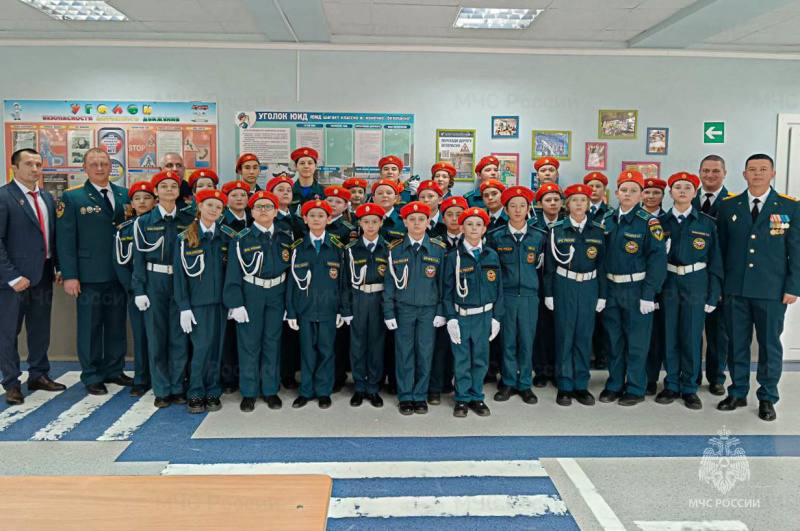 В поселке Белые Столбы в школе торжественно открыт кадетский пожарно-спасательный класс