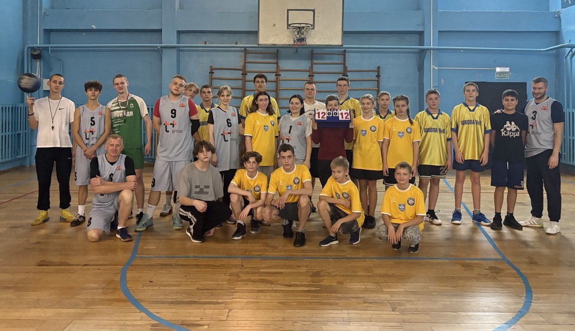 Вот так мы завершаем четверг! Учителя МБОУ СОШ № 8 бросили вызов ученикам в баскетбольном матче! Вот так мы завершаем четверг! Учителя МБОУ СОШ № 8 бросили вызов ученикам в баскетбольном матче!
