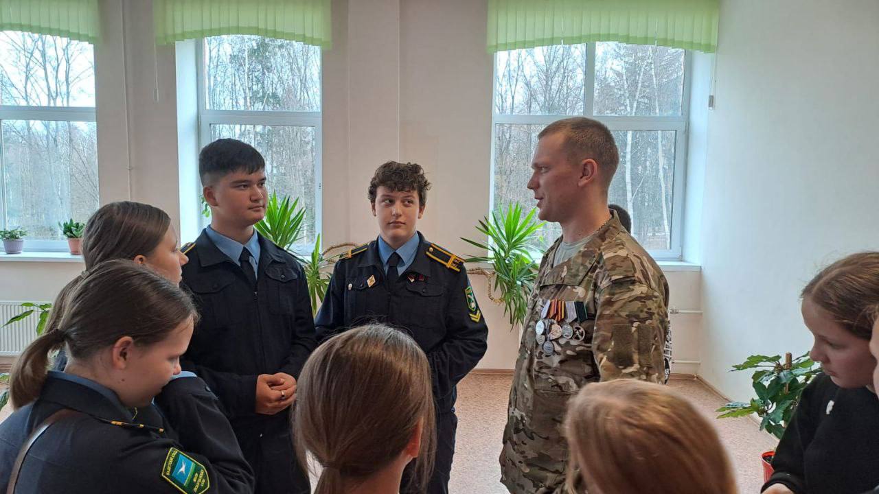 6 ноября в МБОУ Любучанской СОШ м.о. Чехов прошла встреча с бойцом (позывной "ТТ"), участником специальной военной операции 6 ноября в МБОУ Любучанской СОШ м.о. Чехов прошла встреча с бойцом (позывной "ТТ"), участником специальной военной операции