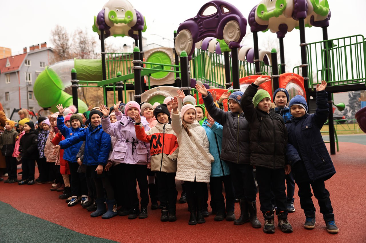 Игорь Трифонов: Сегодня вместе с жителями оценили новый детский игровой комплекс на улице Декабристов, который установили на месте старой площадки совместно с благотворительным фондом «Форпост помощи» Игорь Трифонов: Сегодня вместе с жителями оценили новый детский игровой комплекс на улице Декабристов, который установили на месте старой площадки совместно с благотворительным фондом «Форпост помощи»