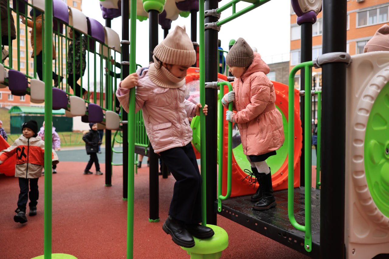 Игорь Трифонов: Сегодня вместе с жителями оценили новый детский игровой комплекс на улице Декабристов, который установили на месте старой площадки совместно с благотворительным фондом «Форпост помощи» Игорь Трифонов: Сегодня вместе с жителями оценили новый детский игровой комплекс на улице Декабристов, который установили на месте старой площадки совместно с благотворительным фондом «Форпост помощи»