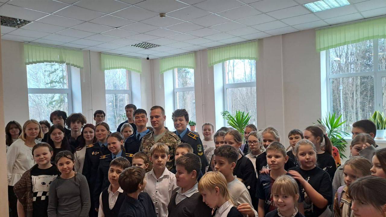 6 ноября в МБОУ Любучанской СОШ м.о. Чехов прошла встреча с бойцом (позывной "ТТ"), участником специальной военной операции 6 ноября в МБОУ Любучанской СОШ м.о. Чехов прошла встреча с бойцом (позывной "ТТ"), участником специальной военной операции