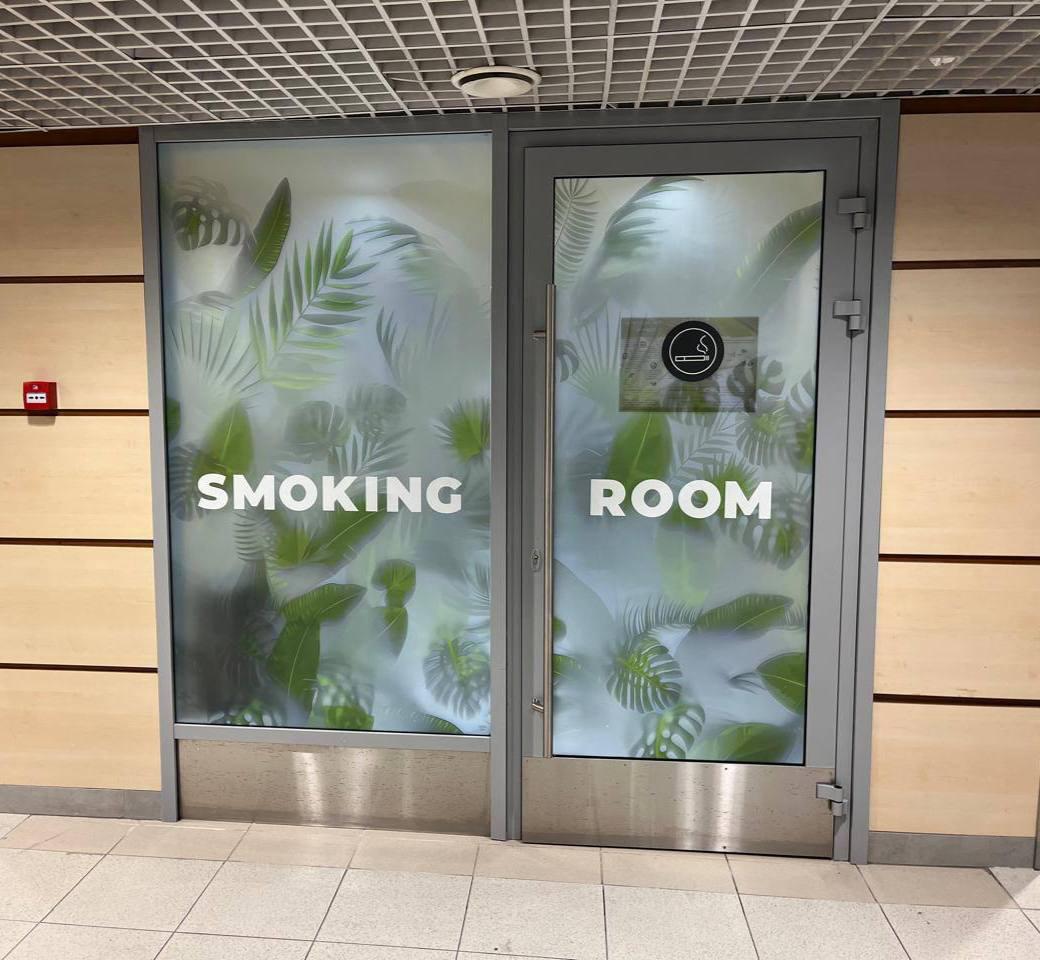 В аэропорту Домодедово открыли три курительных комнаты в зоне ожидания внутренних рейсов, Как рассказали в пресс-службе воздушной гавани, они будут бесплатными