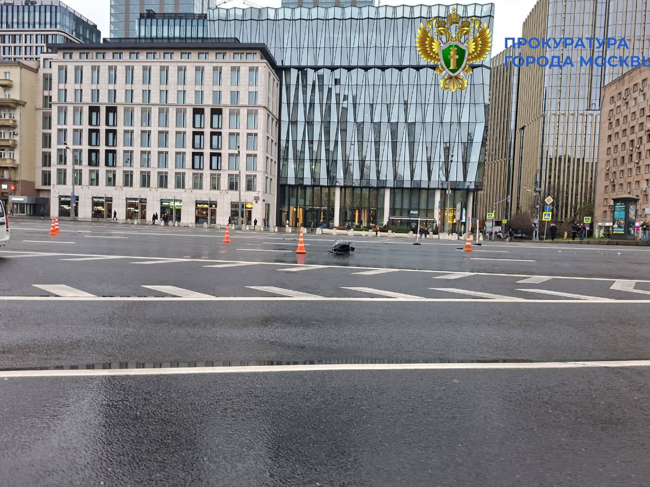 На Ленинградском проспекте водитель Peugeot сбил инвалида-колясочника На Ленинградском проспекте водитель Peugeot сбил инвалида-колясочника