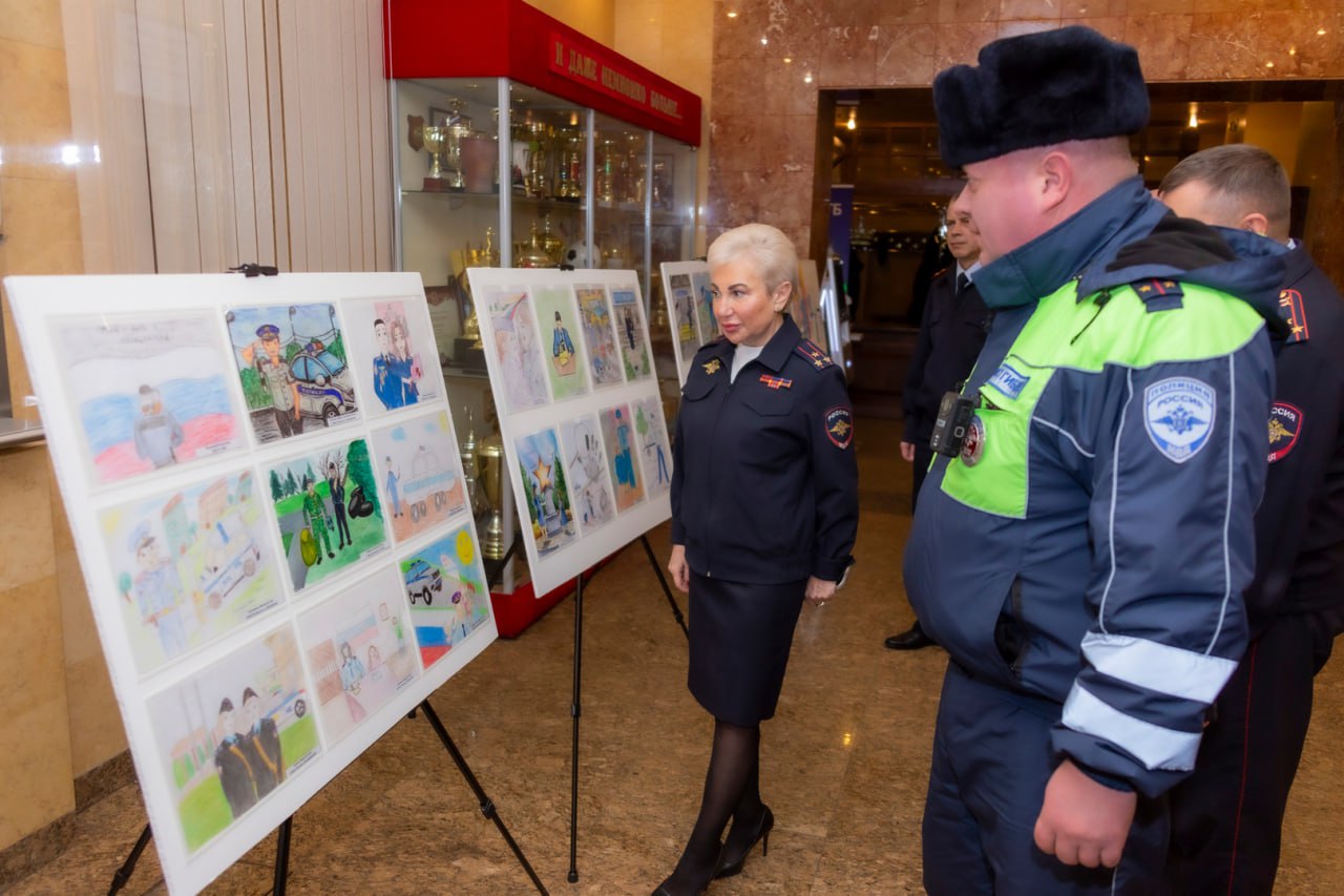 В подмосковном Главке МВД России в преддверии Дня сотрудника органов внутренних дел Российской Федерации состоялось открытие выставки детских рисунков В подмосковном Главке МВД России в преддверии Дня сотрудника органов внутренних дел Российской Федерации состоялось открытие выставки детских рисунков