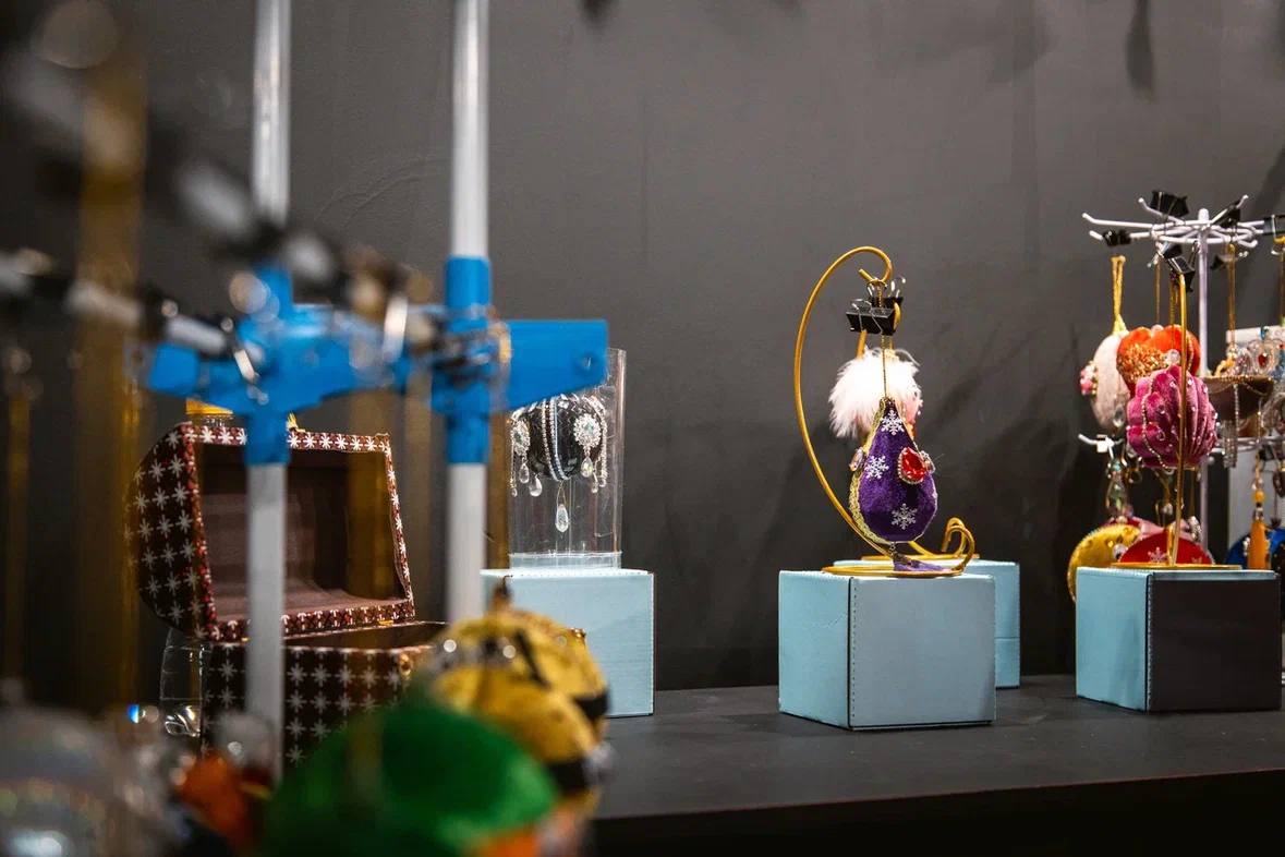 В Молодёжном центре «Победа» открылась благотворительная выставка ёлочных игрушек ручной работы В Молодёжном центре «Победа» открылась благотворительная выставка ёлочных игрушек ручной работы