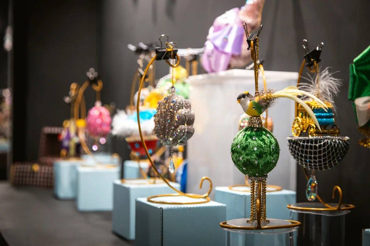 В Молодёжном центре «Победа» открылась благотворительная выставка ёлочных игрушек ручной работы