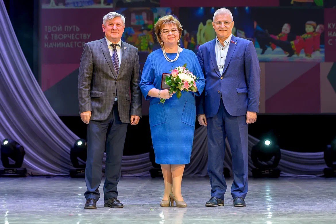 Более 850 гостей пришли отметить золотой юбилей Дворца культуры «Октябрь» Более 850 гостей пришли отметить золотой юбилей Дворца культуры «Октябрь»