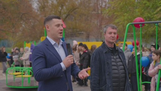 Григорий Артамонов: Когда в прошлый раз приезжал в луганскую среднюю школу № 37 имени Андрея Линева, договорились с руководством установить детскую площадку