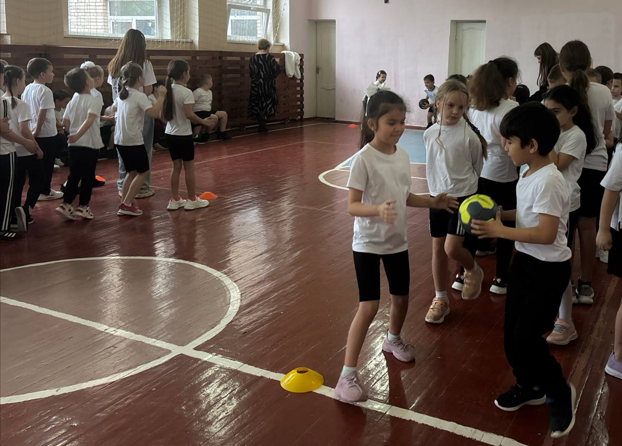 В МБОУ гимназии 2 (здание 2, п. Васькино) прошел настоящий праздник спорта — День «Чеховских Медведей»! Мы были рады встретить у себя в гостях представителей гандбольного клуба. Для учащихся 1-6 классов они организовали... В МБОУ гимназии 2 (здание 2, п. Васькино) прошел настоящий праздник спорта — День «Чеховских Медведей»! Мы были рады встретить у себя в гостях представителей гандбольного клуба. Для учащихся 1-6 классов они организовали...