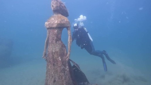 Ветеран СВО из Люберец развернул флаг Ассоциации в Черном море на глубине 6,5 метров