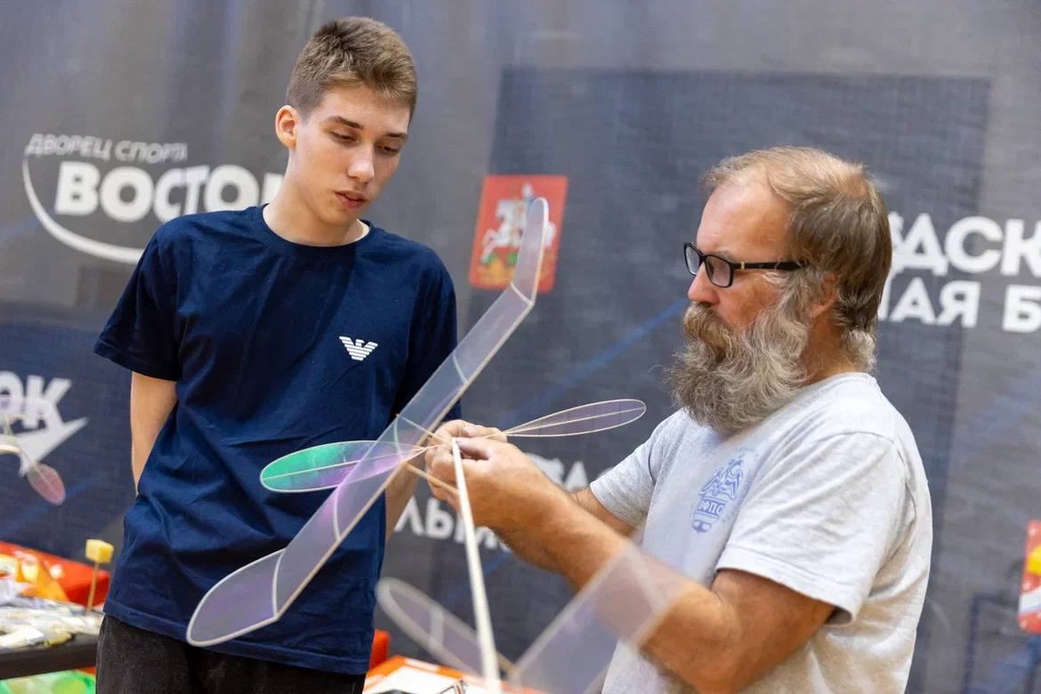 Планируем, летаем!. Во Дворце спорта «Восток» снова слышен шум моторов и команды: «Рулёжка начало, взлет начало» Планируем, летаем!. Во Дворце спорта «Восток» снова слышен шум моторов и команды: «Рулёжка начало, взлет начало»