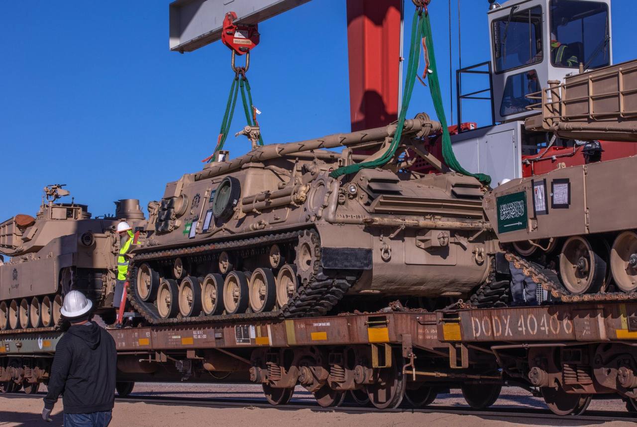 Бронетехника Королевских сухопутных войск Саудовской Аравии начали размещение в Соединённых Штатах для участия в первом цикле боевой подготовки в Учебном центре армии США Бронетехника Королевских сухопутных войск Саудовской Аравии начали размещение в Соединённых Штатах для участия в первом цикле боевой подготовки в Учебном центре армии США