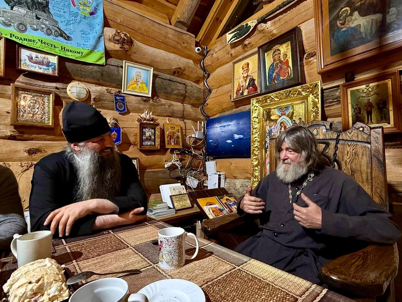 Михаил Собакин: Благочинный Чеховского церковного округа и монастырей Подольской епархии игумен Вознесенской Давидовой пустыни Сергий (Куксов) встретился с известным православным путешественником протоиереем Федором... Михаил Собакин: Благочинный Чеховского церковного округа и монастырей Подольской епархии игумен Вознесенской Давидовой пустыни Сергий (Куксов) встретился с известным православным путешественником протоиереем Федором...