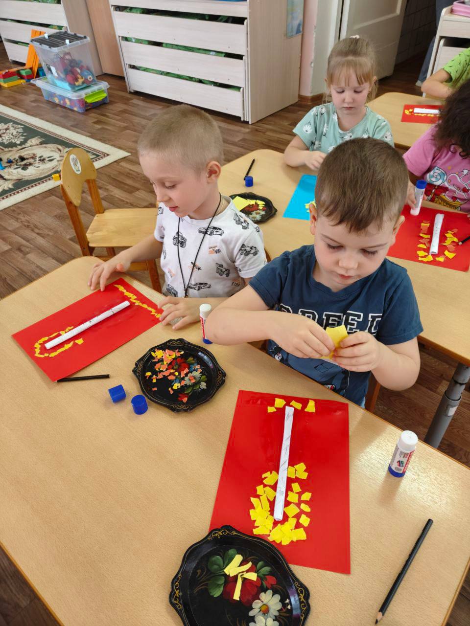 В рамках реализации проекта «Предшкола: стандарт детского сада» на тематической неделе «Моя Россия» в дошкольном отделении МБОУ Любучанской СОШ ( п. Столбовая, ул. Большая 26А) м.о. Чехов с целью знакомства детей с... В рамках реализации проекта «Предшкола: стандарт детского сада» на тематической неделе «Моя Россия» в дошкольном отделении МБОУ Любучанской СОШ ( п. Столбовая, ул. Большая 26А) м.о. Чехов с целью знакомства детей с...