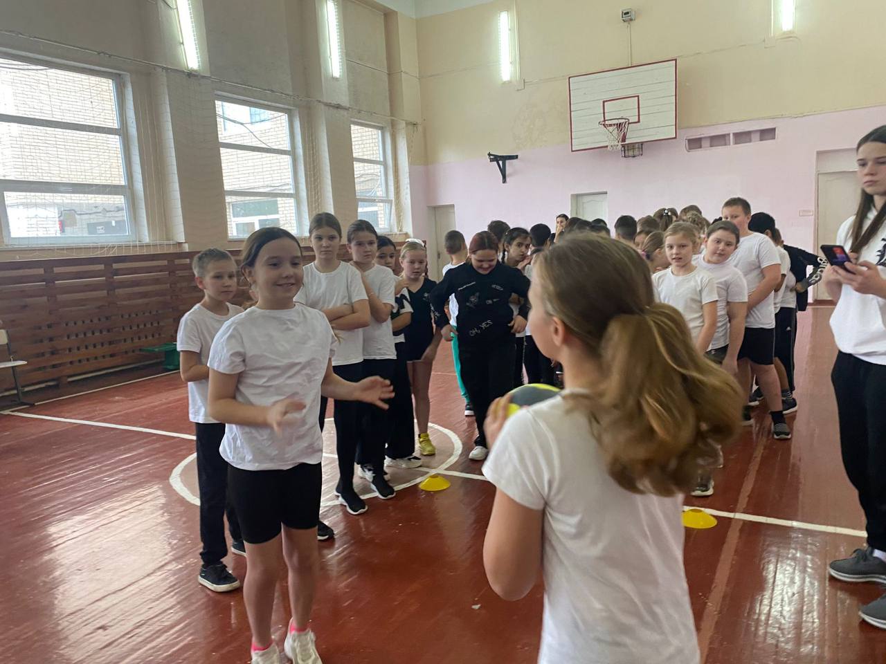 В МБОУ гимназии 2 (здание 2, п. Васькино) прошел настоящий праздник спорта — День «Чеховских Медведей»! Мы были рады встретить у себя в гостях представителей гандбольного клуба. Для учащихся 1-6 классов они организовали... В МБОУ гимназии 2 (здание 2, п. Васькино) прошел настоящий праздник спорта — День «Чеховских Медведей»! Мы были рады встретить у себя в гостях представителей гандбольного клуба. Для учащихся 1-6 классов они организовали...