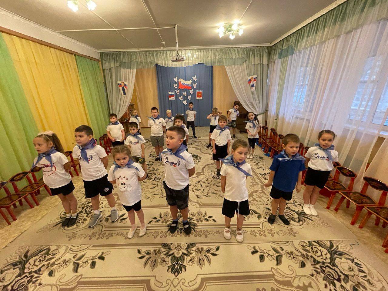 День народного единства – это не просто праздник в календаре, это отличный повод рассказать детям о том, как важно жить в мире и согласии, уважать друг друга и ценить дружбу День народного единства – это не просто праздник в календаре, это отличный повод рассказать детям о том, как важно жить в мире и согласии, уважать друг друга и ценить дружбу