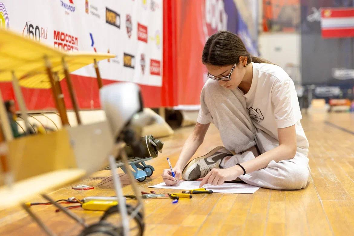 Планируем, летаем!. Во Дворце спорта «Восток» снова слышен шум моторов и команды: «Рулёжка начало, взлет начало» Планируем, летаем!. Во Дворце спорта «Восток» снова слышен шум моторов и команды: «Рулёжка начало, взлет начало»