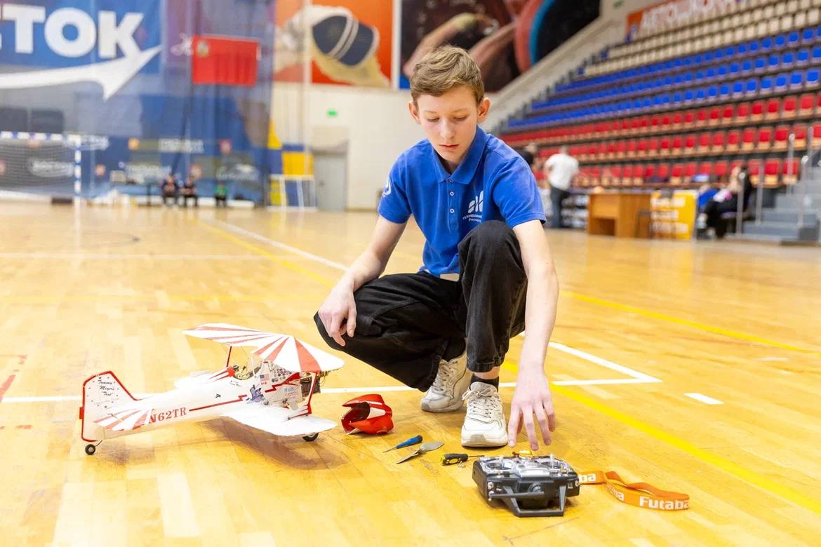 Планируем, летаем!. Во Дворце спорта «Восток» снова слышен шум моторов и команды: «Рулёжка начало, взлет начало» Планируем, летаем!. Во Дворце спорта «Восток» снова слышен шум моторов и команды: «Рулёжка начало, взлет начало»