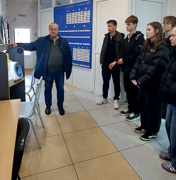 В рамках реализации программы "Единая модель профориентации" обучающиеся 9г класса, классный руководитель Кукушкина Елена Петровна, посетили Чеховское пассажирское автотранспортное предприятие в д. Манушкино