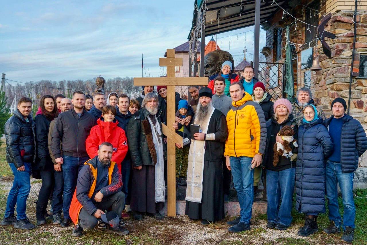 Михаил Собакин: Благочинный Чеховского церковного округа и монастырей Подольской епархии игумен Вознесенской Давидовой пустыни Сергий (Куксов) встретился с известным православным путешественником протоиереем Федором... Михаил Собакин: Благочинный Чеховского церковного округа и монастырей Подольской епархии игумен Вознесенской Давидовой пустыни Сергий (Куксов) встретился с известным православным путешественником протоиереем Федором...