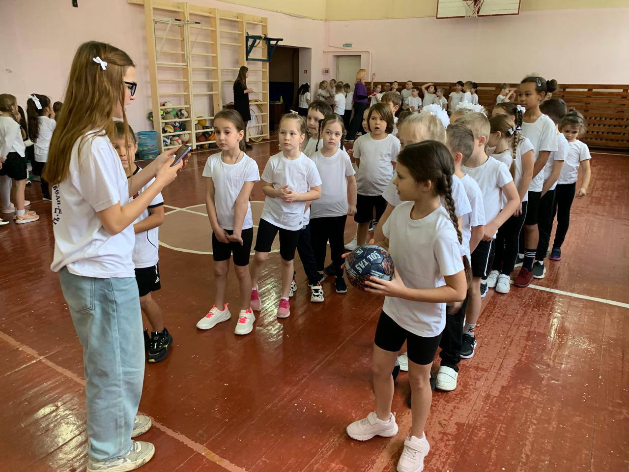 В МБОУ гимназии 2 (здание 2, п. Васькино) прошел настоящий праздник спорта — День «Чеховских Медведей»! Мы были рады встретить у себя в гостях представителей гандбольного клуба. Для учащихся 1-6 классов они организовали... В МБОУ гимназии 2 (здание 2, п. Васькино) прошел настоящий праздник спорта — День «Чеховских Медведей»! Мы были рады встретить у себя в гостях представителей гандбольного клуба. Для учащихся 1-6 классов они организовали...