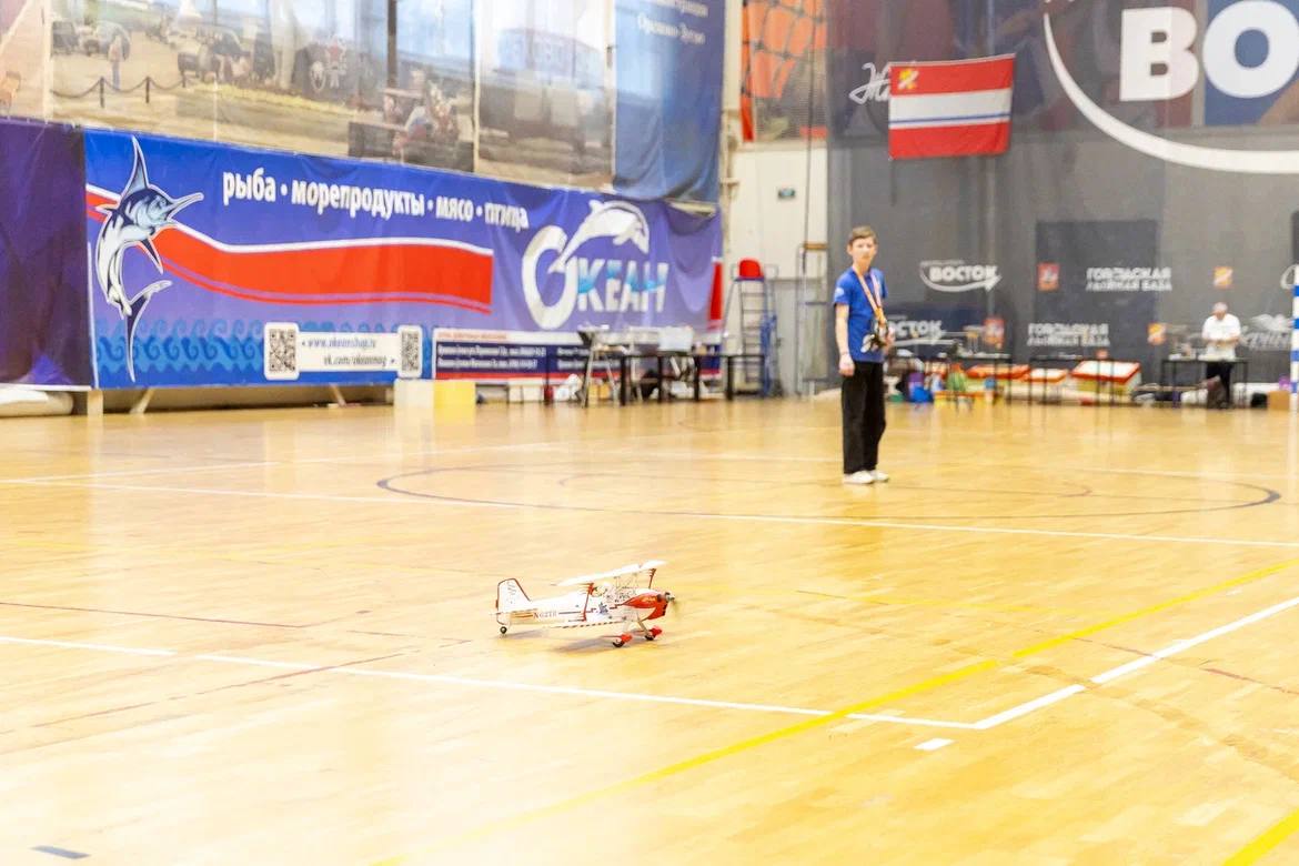 Планируем, летаем!. Во Дворце спорта «Восток» снова слышен шум моторов и команды: «Рулёжка начало, взлет начало» Планируем, летаем!. Во Дворце спорта «Восток» снова слышен шум моторов и команды: «Рулёжка начало, взлет начало»