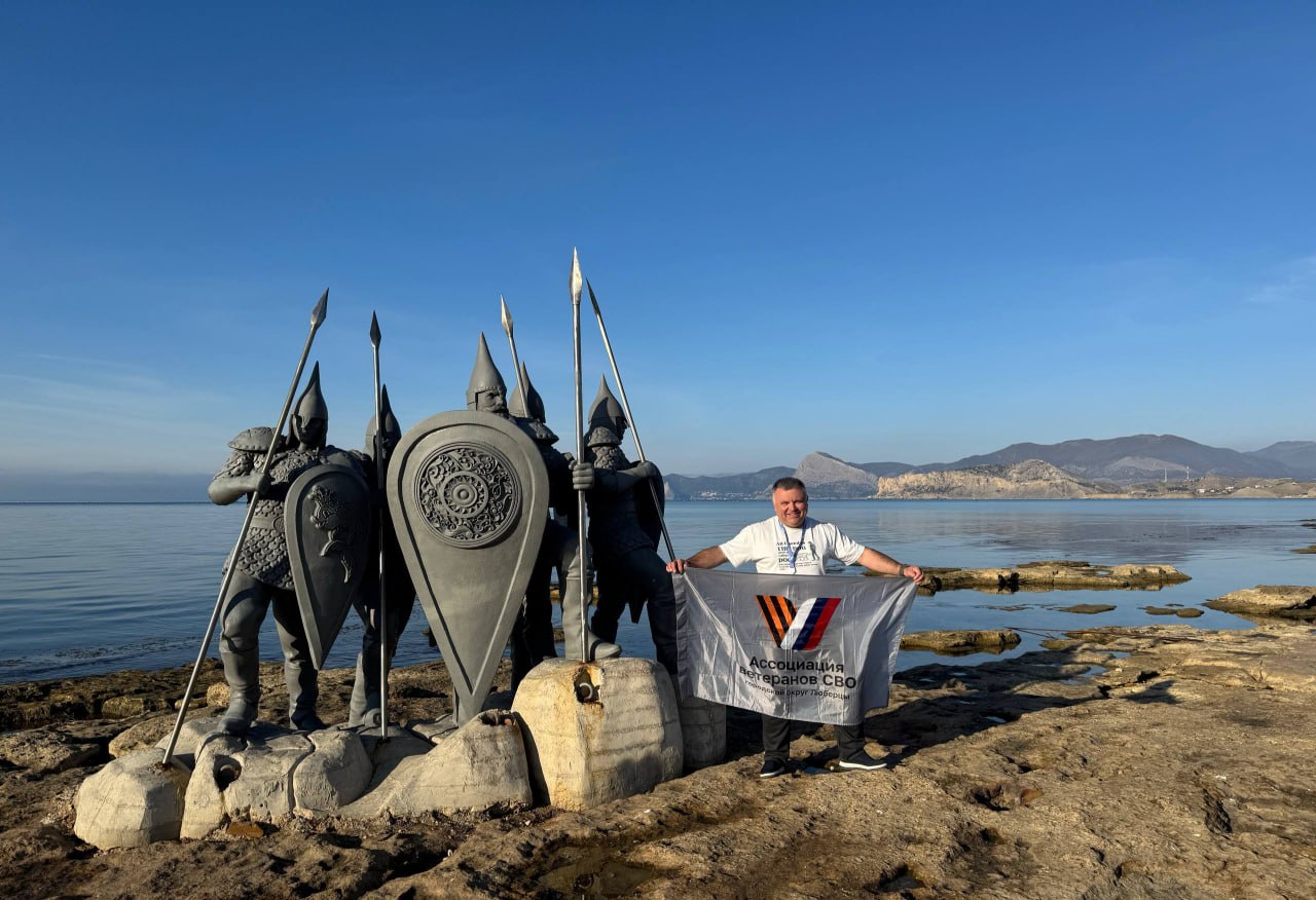 Ветеран СВО из Люберец развернул флаг Ассоциации в Черном море на глубине 6,5 метров Ветеран СВО из Люберец развернул флаг Ассоциации в Черном море на глубине 6,5 метров