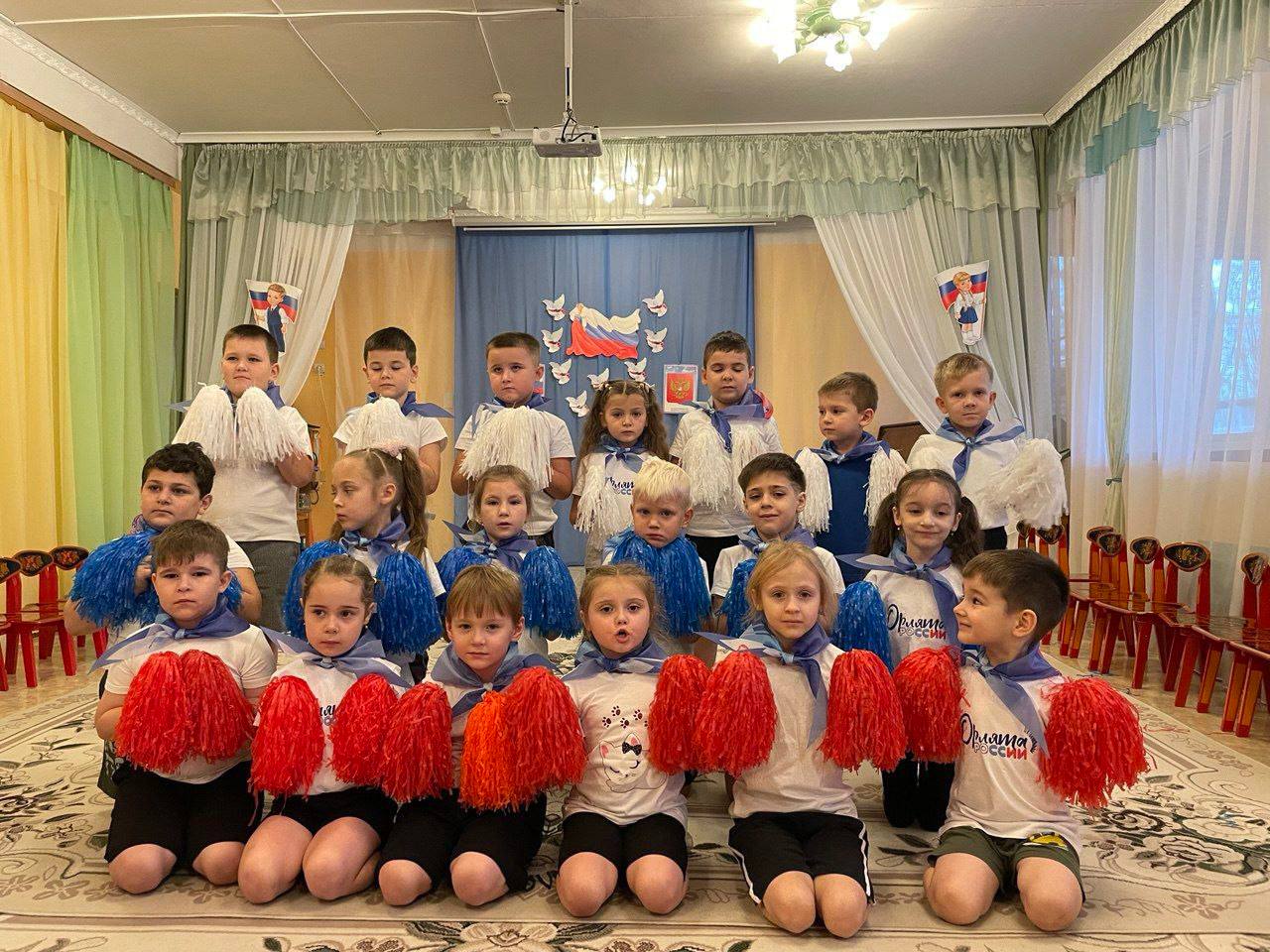 День народного единства – это не просто праздник в календаре, это отличный повод рассказать детям о том, как важно жить в мире и согласии, уважать друг друга и ценить дружбу