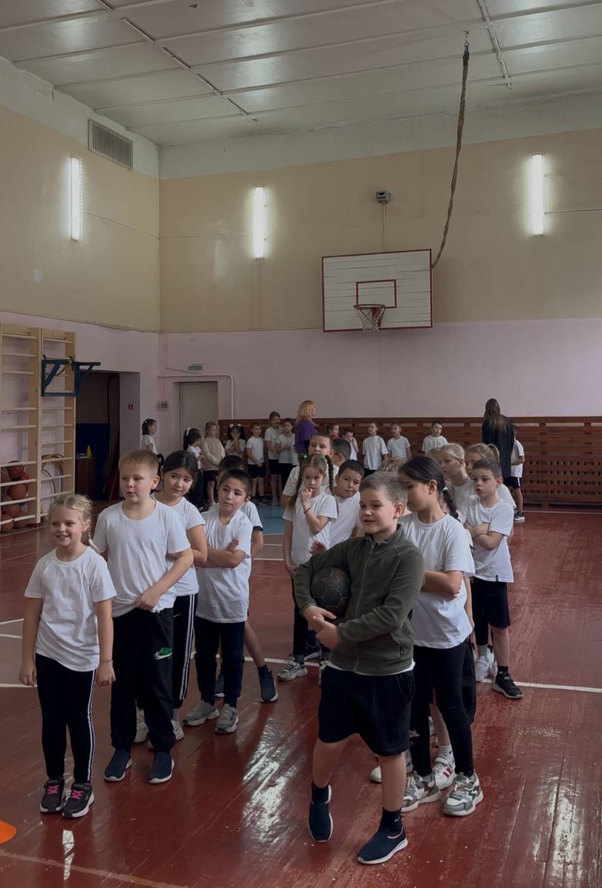 В МБОУ гимназии 2 (здание 2, п. Васькино) прошел настоящий праздник спорта — День «Чеховских Медведей»! Мы были рады встретить у себя в гостях представителей гандбольного клуба. Для учащихся 1-6 классов они организовали... В МБОУ гимназии 2 (здание 2, п. Васькино) прошел настоящий праздник спорта — День «Чеховских Медведей»! Мы были рады встретить у себя в гостях представителей гандбольного клуба. Для учащихся 1-6 классов они организовали...