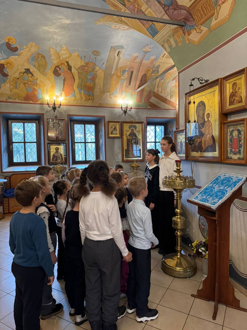 5 ноября «Орлята России» из 1м класса вместе со своими наставниками, активистами школьного историко-краеведческого музея Черкас Мирославой и Сергеевой Софией, посетили храм Рождества Пресвятой Богородицы в поселке Васькино 5 ноября «Орлята России» из 1м класса вместе со своими наставниками, активистами школьного историко-краеведческого музея Черкас Мирославой и Сергеевой Софией, посетили храм Рождества Пресвятой Богородицы в поселке Васькино