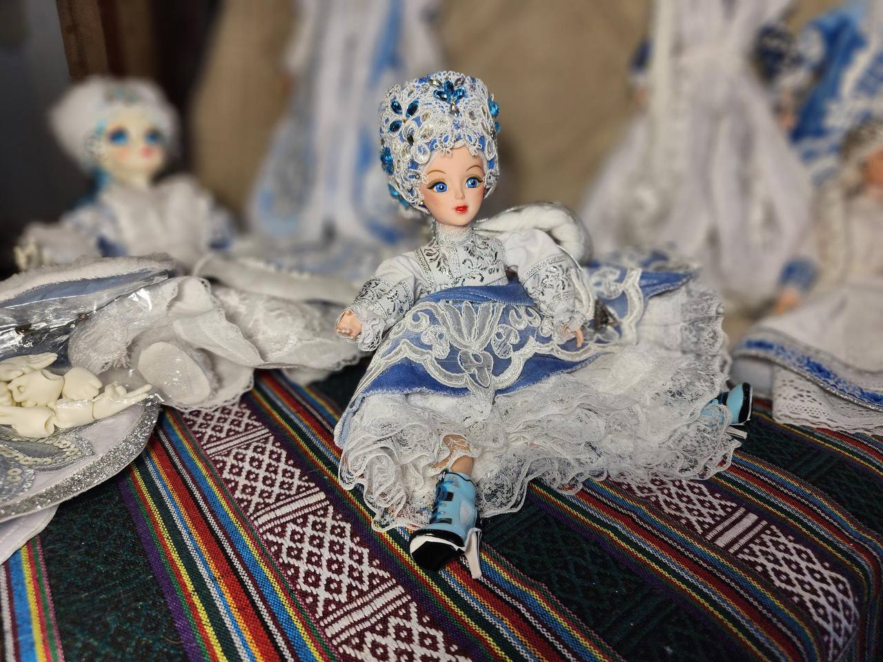 Художник и мастер Елена Кабардина завершила работу над новой масштабной коллекцией, посвящённой одному из главных сказочных образов русской зимы — Снегурочке Художник и мастер Елена Кабардина завершила работу над новой масштабной коллекцией, посвящённой одному из главных сказочных образов русской зимы — Снегурочке