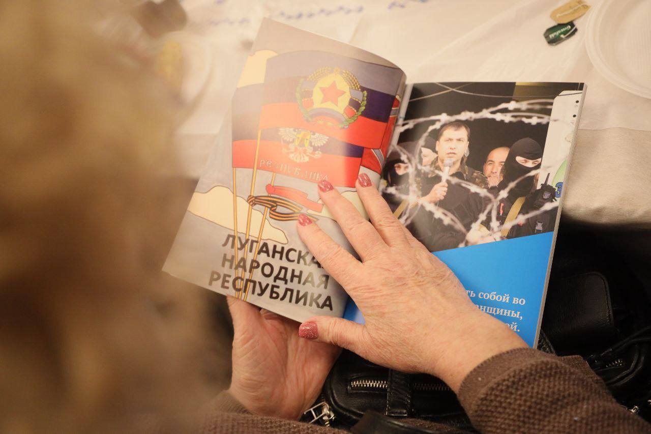 В доме культуры «Космос» волонтёры, представители администрации Сергиево-Посадского городского округа и ветераны отметили годовщину первой отправки маскировочных сетей в зону боевых действий В доме культуры «Космос» волонтёры, представители администрации Сергиево-Посадского городского округа и ветераны отметили годовщину первой отправки маскировочных сетей в зону боевых действий