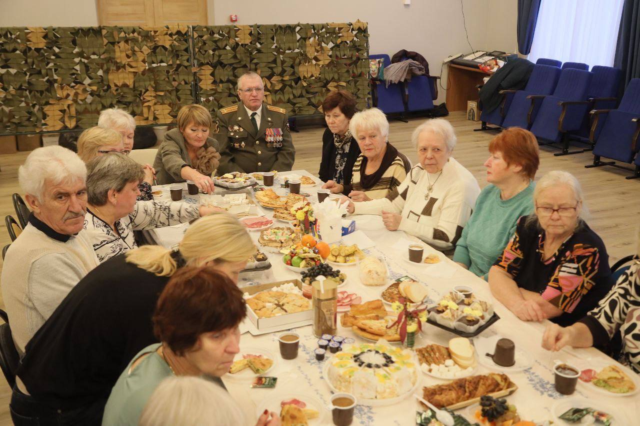 В доме культуры «Космос» волонтёры, представители администрации Сергиево-Посадского городского округа и ветераны отметили годовщину первой отправки маскировочных сетей в зону боевых действий В доме культуры «Космос» волонтёры, представители администрации Сергиево-Посадского городского округа и ветераны отметили годовщину первой отправки маскировочных сетей в зону боевых действий