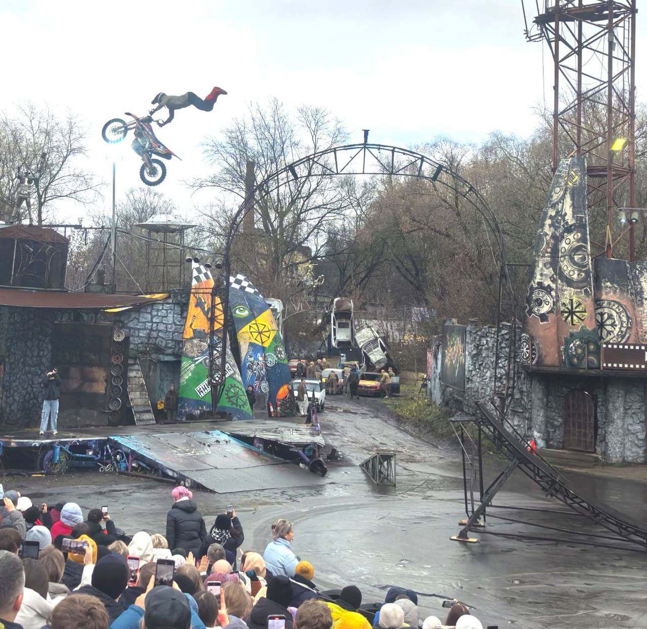 Более 100 детей из семей участников СВО Люберец стали гостями патриотического шоу «Русский Форсаж»