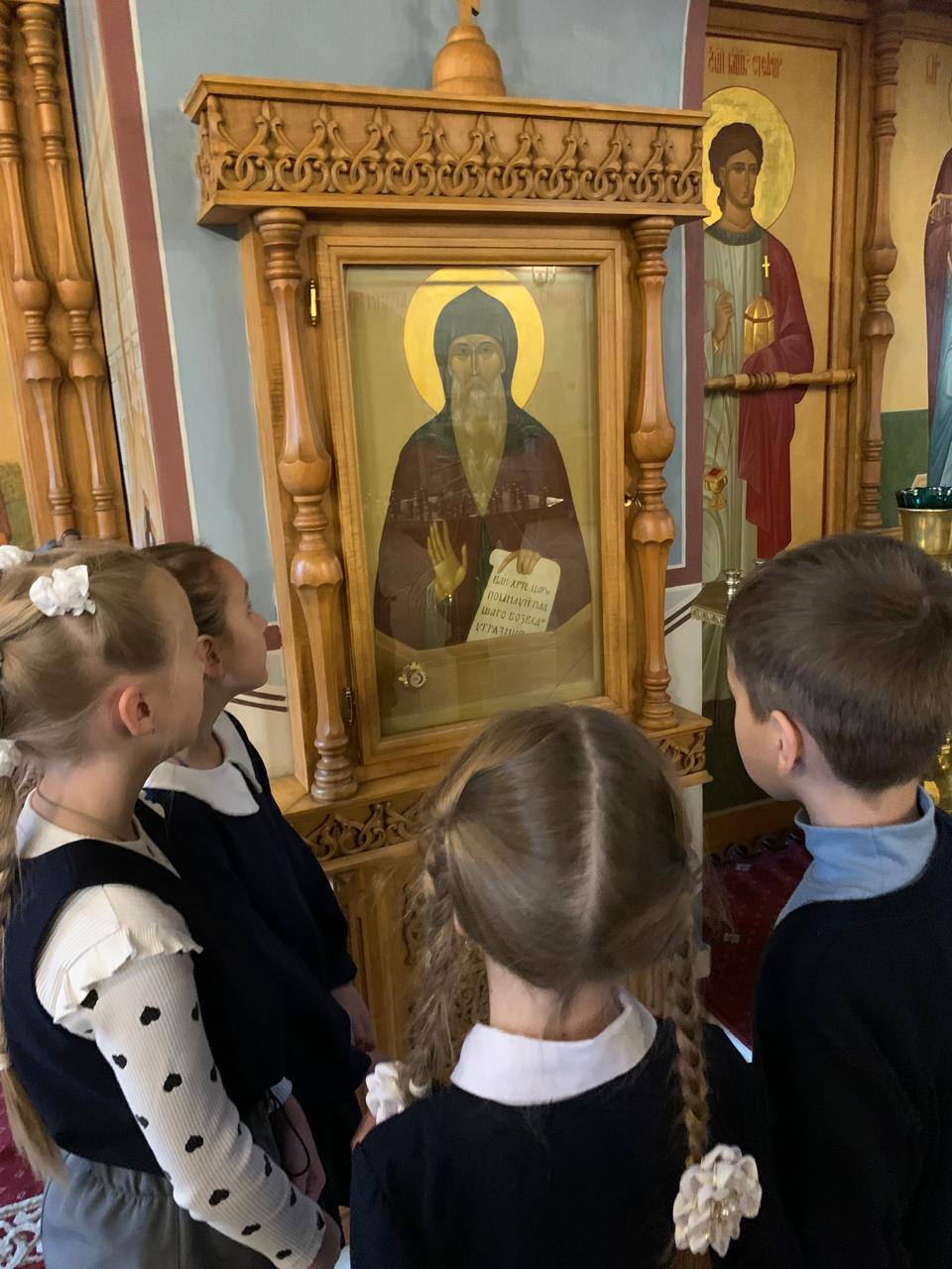 5 ноября «Орлята России» из 1м класса вместе со своими наставниками, активистами школьного историко-краеведческого музея Черкас Мирославой и Сергеевой Софией, посетили храм Рождества Пресвятой Богородицы в поселке Васькино 5 ноября «Орлята России» из 1м класса вместе со своими наставниками, активистами школьного историко-краеведческого музея Черкас Мирославой и Сергеевой Софией, посетили храм Рождества Пресвятой Богородицы в поселке Васькино