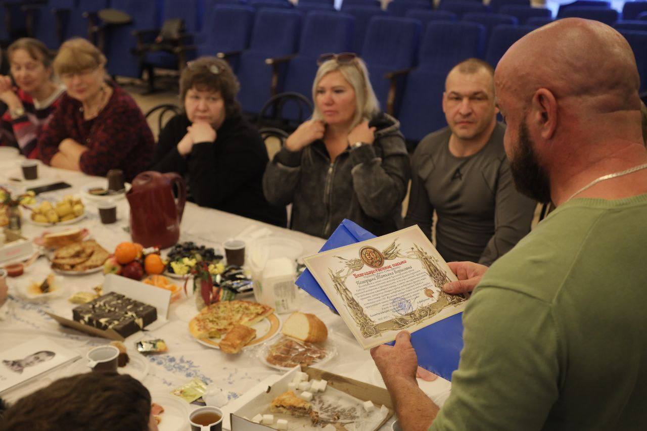 В доме культуры «Космос» волонтёры, представители администрации Сергиево-Посадского городского округа и ветераны отметили годовщину первой отправки маскировочных сетей в зону боевых действий В доме культуры «Космос» волонтёры, представители администрации Сергиево-Посадского городского округа и ветераны отметили годовщину первой отправки маскировочных сетей в зону боевых действий