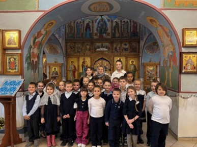 5 ноября «Орлята России» из 1м класса вместе со своими наставниками, активистами школьного историко-краеведческого музея Черкас Мирославой и Сергеевой Софией, посетили храм Рождества Пресвятой Богородицы в поселке Васькино