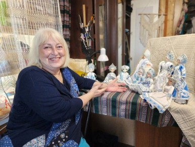 Художник и мастер Елена Кабардина завершила работу над новой масштабной коллекцией, посвящённой одному из главных сказочных образов русской зимы — Снегурочке