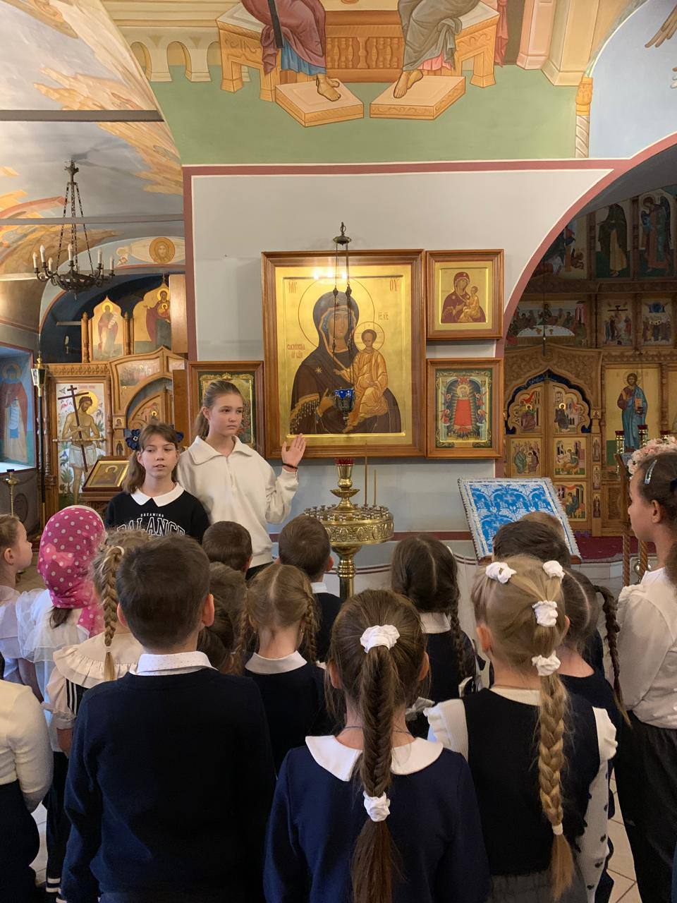 5 ноября «Орлята России» из 1м класса вместе со своими наставниками, активистами школьного историко-краеведческого музея Черкас Мирославой и Сергеевой Софией, посетили храм Рождества Пресвятой Богородицы в поселке Васькино 5 ноября «Орлята России» из 1м класса вместе со своими наставниками, активистами школьного историко-краеведческого музея Черкас Мирославой и Сергеевой Софией, посетили храм Рождества Пресвятой Богородицы в поселке Васькино